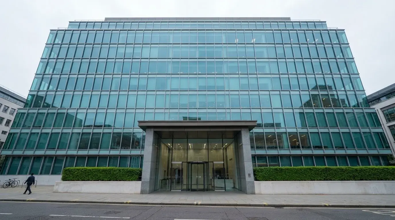 Fotografía de un edificio de oficinas corporativas con fachada de cristal, simbolizando la regulación y la supervisión del sector del juego.